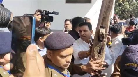 WATCH: Congress MLA Jitu Patwari reaches MP assembly with plough in hand as budget session begins