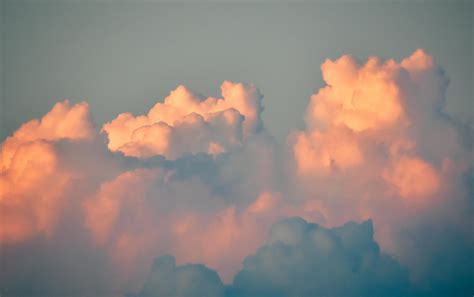 Fluffy cumulus clouds in gray sky on sunrise · Free Stock Photo