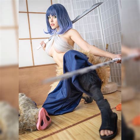 Este é o melhor cosplayer feminino de Inosuke em Kimetsu no Yaiba que ...