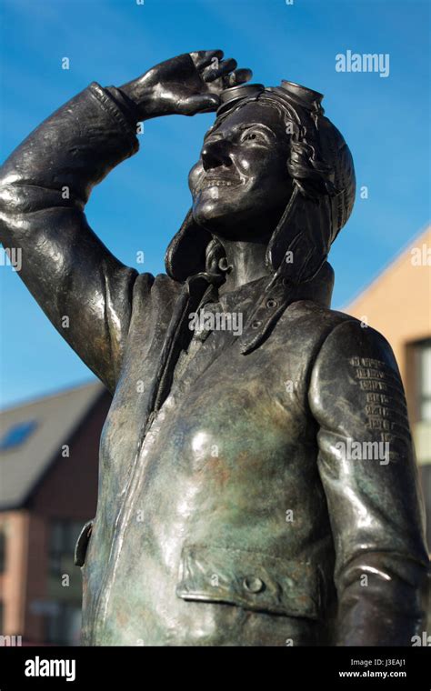 A view of the Amy Johnson Statue on Hawthorne Avenue Housing Estate, Hull, East Yorkshire Stock ...