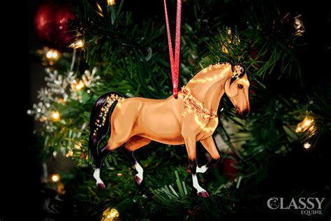 Christmas Ornament - Quarter Horse Adorned with Star Garlands - Classy ...