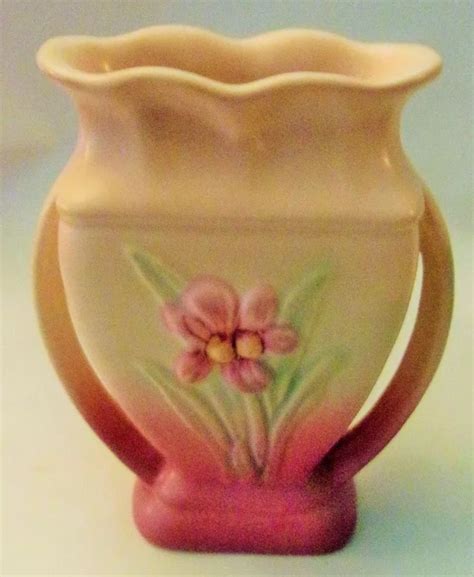 Hull Pottery, Iris, 1940. Vase, 405-5-3/4. | Hull pottery, Collectible pottery, Vintage pottery