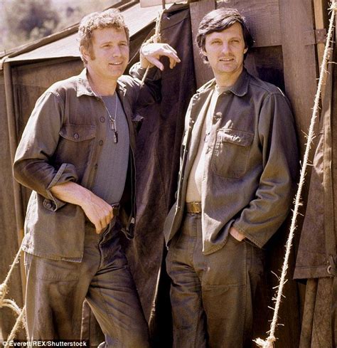 Wayne Rogers who played Trapper John on M.A.S.H. dies aged 82 | Mash show, Wayne rogers, Alan alda