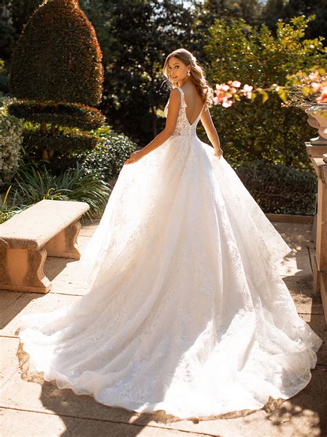 Wedding Dress Train Styles, Lengths, FAQs & More | Val Stefani