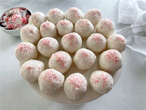 Peppermint Cake Pops | EmilyFabulous