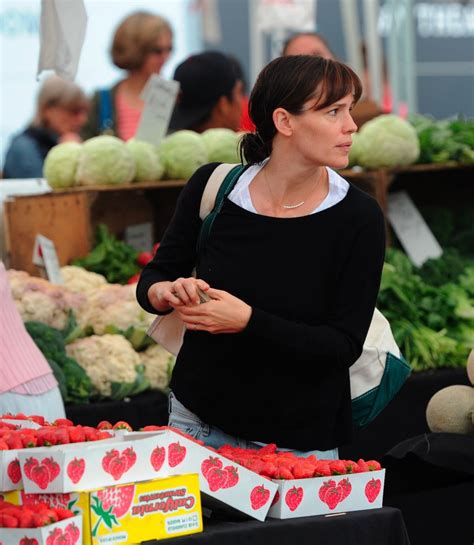 JENNIFER GARNER Shopping at Farmer’s Market in Pacific Palisades 06/14 ...