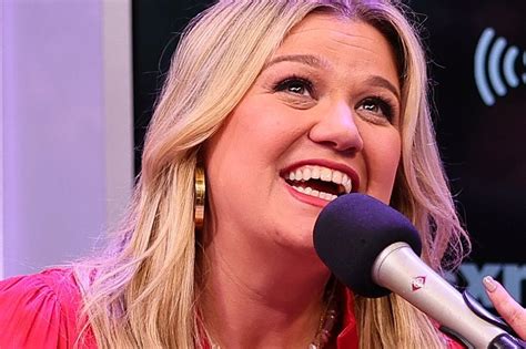 Kelly Clarkson Reacts to Fan's Hilarious Hall Pass Sign