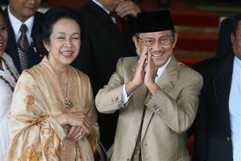 Biografi Habibie Dan Ainun – Lukisan