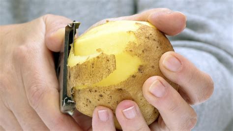 The Best Way To Peel A Potato If You Don't Have A Peeler