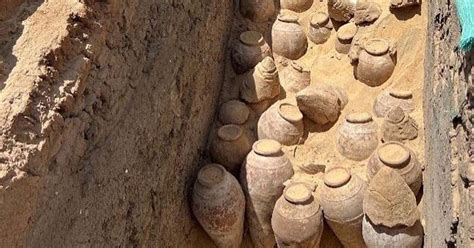 5,000-Year-Old Wine Jars Unearthed at Queen Merneith's Tomb | Ancient Origins