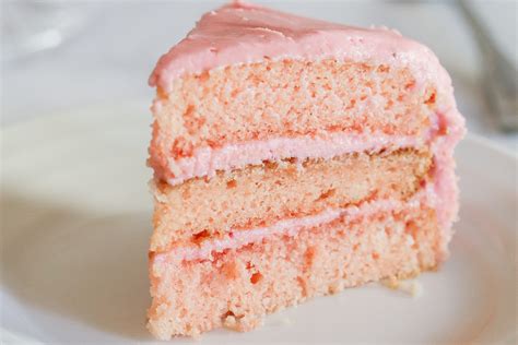 Super Easy 3 Layer Strawberry Cake