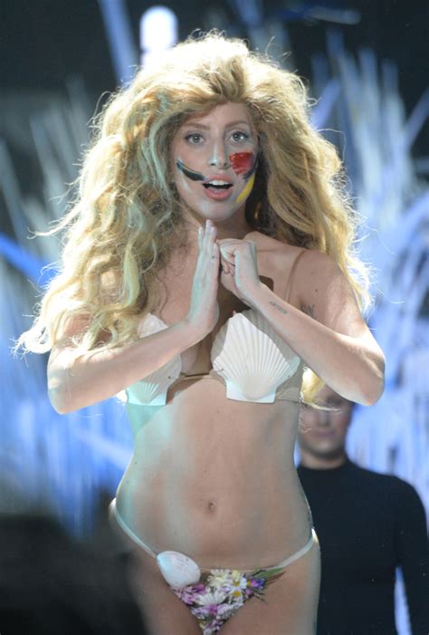 Lady Gaga's VMA Performance Of 'Applause' Offers Wigs On Wigs On Wigs ...