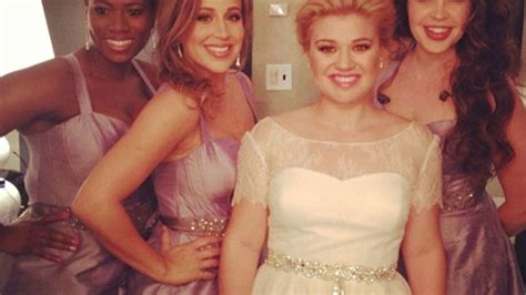 Kelly Clarkson wears wedding dress to perform on The View | HELLO!