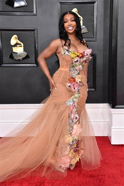 SZA Impressively Used Crutches With 5-Inch Heels at Grammy Awards 2022 ...