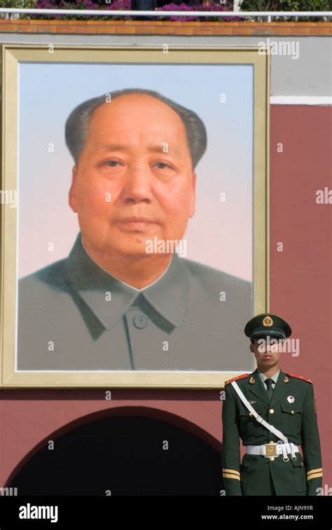 Tiananmen Square: portrait of Mao Zedong on Tiananmen Stock Photo - Alamy