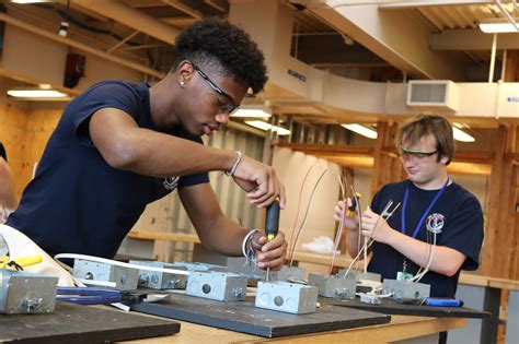 For male students, high school tech ed boosts earnings