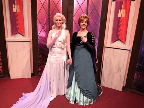 PHOTOS: Anna and Elsa Debut New "Frozen 2" Costumes at Character Close ...