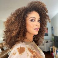 Light brown curly hair: 18 inspirations and tips to dye without undoing the curls