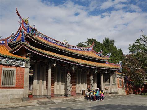 Guidance at Two Temples in Taipei - Isidor's Fugue