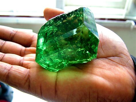 The Largest Tsavorite in the World http://www.geologyin.com/2015/12/the-largest-tsavorite-in ...