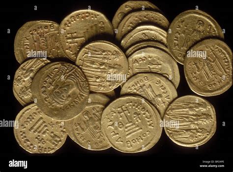 614. A HORDE OF BYZANTINE GOLD COINS Stock Photo - Alamy