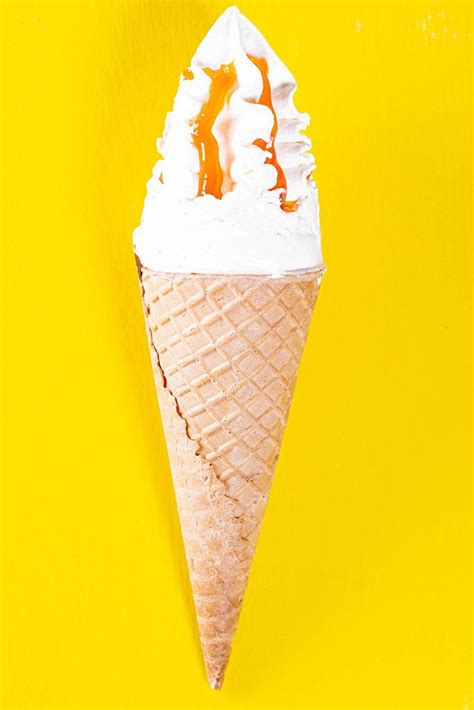Ice cream cone on a yellow background. Top view - Creative Commons Bilder