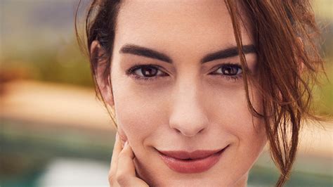 Anne Hathaway Face Wallpaper