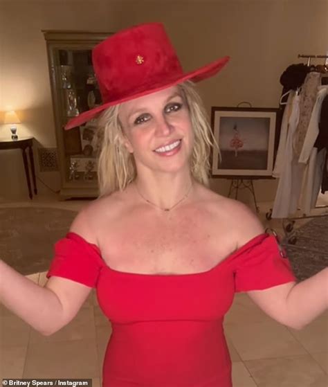 Britney Spears shows off burnt home gym in throwback snap - three years after ... trends now