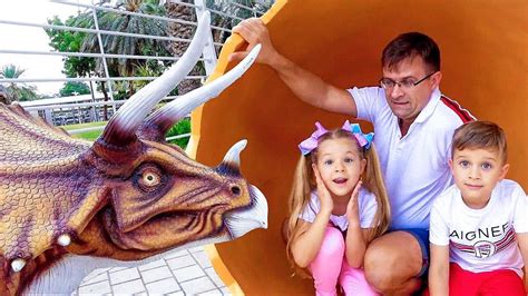 Diana y Roma caminan por el parque de dinosaurios - YouTube