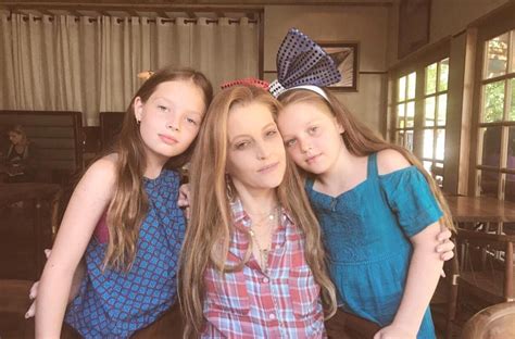 Here are Elvis Presley's twin granddaughters, who look so much like him ...