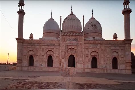 The Magnificent Moti Masjid Lahore: A Jewel of Islamic Architecture