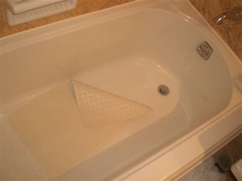 File:HK Disneyland Hotel Room Bathtub 浴缸防滑毯 Rubbermaid rubber carpet ...