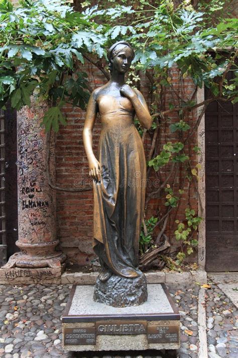 Juliet s statue in Verona editorial photo. Image of legend - 18286581