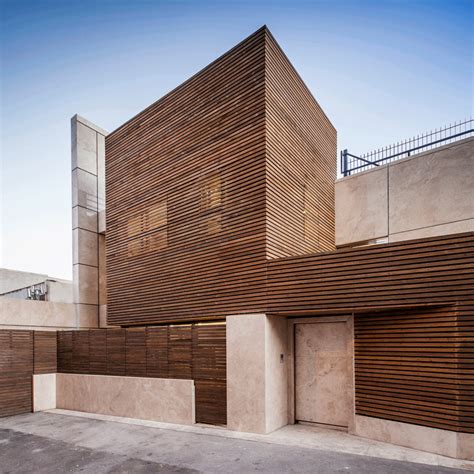 Inward-facing Iranian home lets light filter in through a facade of wooden slats - Décoration de ...