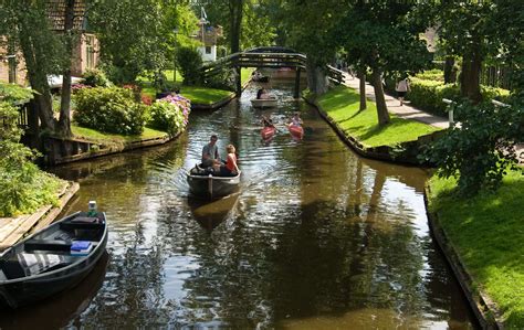 Visit Giethoorn water village - things to do, tours and how to get there