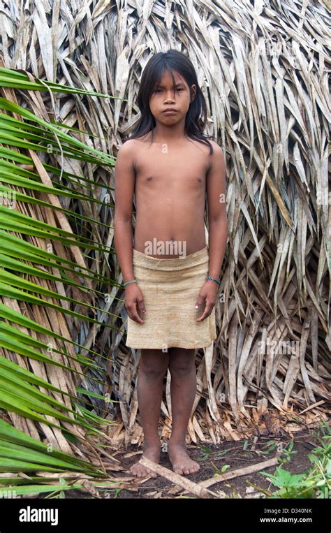 A Matses Mayorunas young girl in front of a maloca (traditional Stock Photo: 53563487 - Alamy