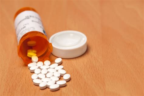 Opioid painkillers used in dangerous combinations - CBS News