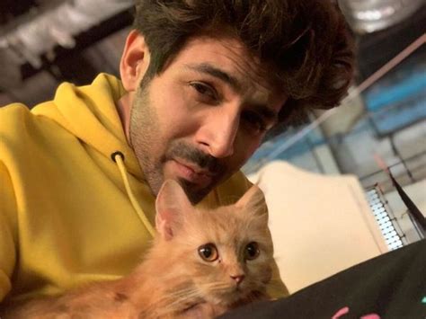 Kartik Aaryan looks unrecognisable in 'ageing gracefully amid lockdown' post; suggests Baghban ...