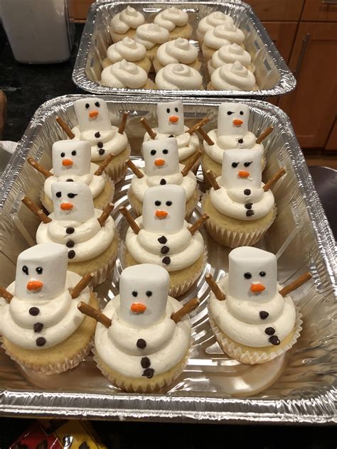 Snowman Cupcakes with Ermine Frosting : r/cupcakes