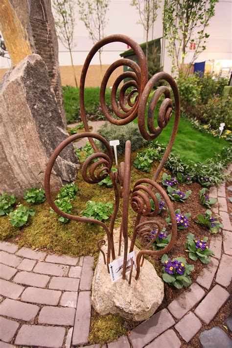 Garden glitz and garden metal is an obvious trend. From the purely decorative to the fun and ...