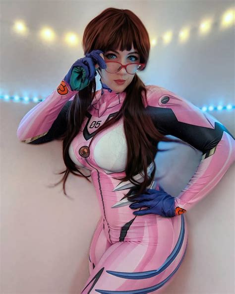 Este cosplay de Mari de Evangelion demuestra que el plug suit rosa es el mejor | Código Espagueti