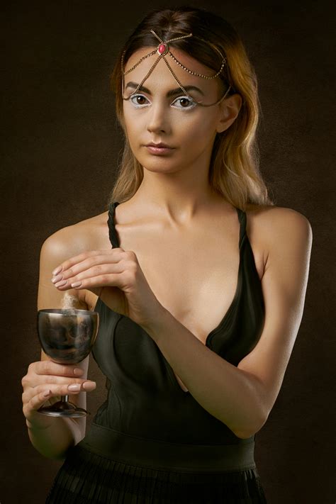 Femme Vêtue D'une Robe Noire à Bretelles Spaghetti Tenant Un Verre à Vin · Photo gratuite