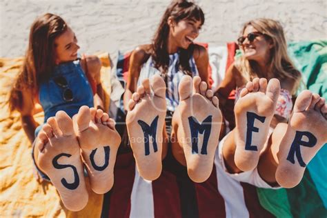 Bare feet of female friends with word summer – Jacob Lund Photography ...