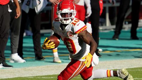 Chiefs Get Status Update on Tyreek Hill's Apparent Leg Injury