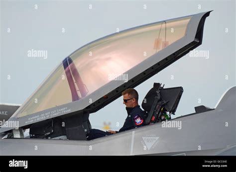 F35 fighter jet cockpit hi-res stock photography and images - Alamy