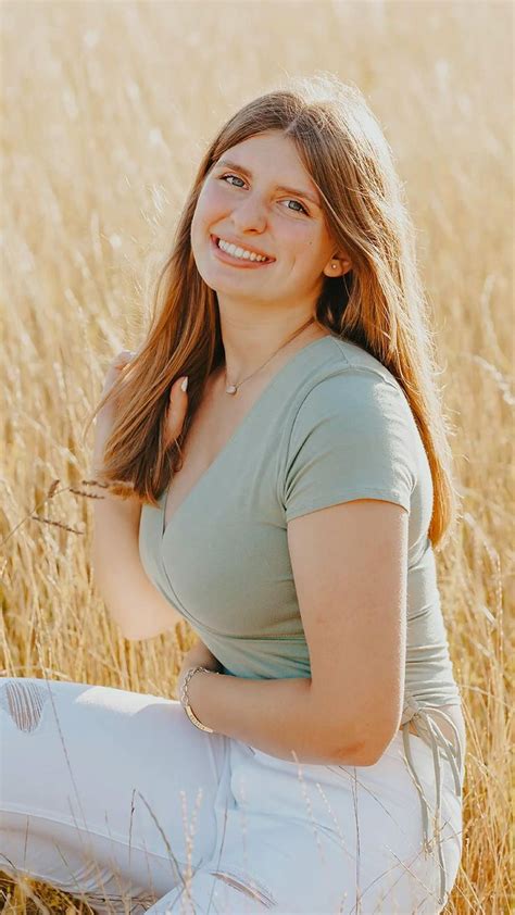Wisconsin High School Senior | Senior Photography Poses | Brittany Sue Photography | Senior girl ...