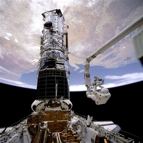 Saving Hubble: Astronauts Recall 1st Space Telescope Repair Mission 20 ...