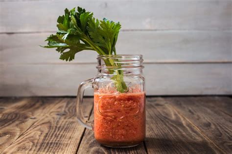 Fresh tomato smoothies and celery in a jar Avocado Smoothie, Cold Pressed Juice Recipes, Diy ...