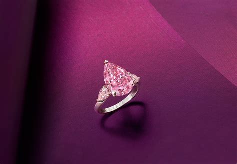 GRAFF 5.63 carat pearshape Fancy Vivid Purplish Pink diamond ring GR70796 | Solitaire Magazine