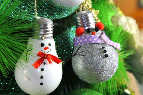 4 Ways to Make a Light Bulb Snowman - wikiHow